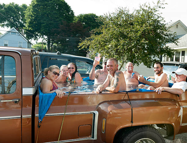 redneck whirlpool, 8 personen feiern in der rückseite von pick-up truck - hinterwäldler stock-fotos und bilder