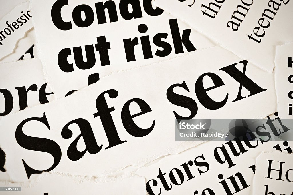 Pila de noticias en los periódicos sobre sexo seguro cuestiones relacionadas con - Foto de stock de Salud sexual libre de derechos