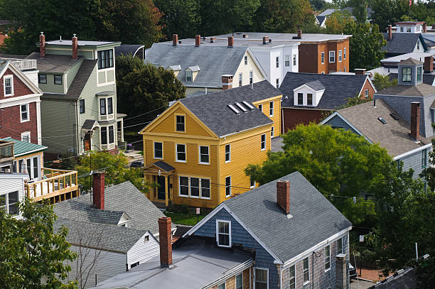 nachbarschafts-dächer - residential district community small town america maine stock-fotos und bilder