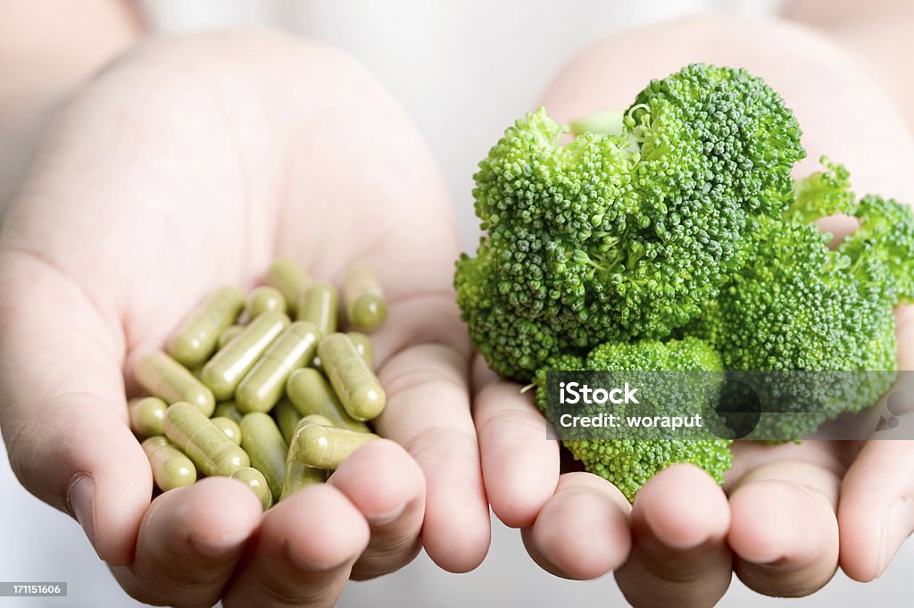 Legumes com o medicamento. - Royalty-free Suplemento nutricional Foto de stock