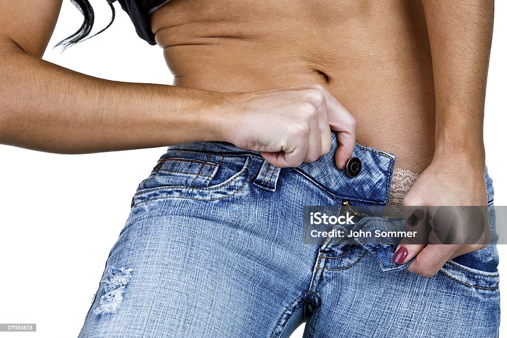 여자 시도하는 버튼을 단단히 jeans - 로열티 프리 긴급-개념 스톡 사진