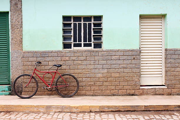 brasilien – innenbereich kleine stadt szene - brick wall old window brick stock-fotos und bilder