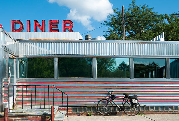 diner con bicicleta - august cape cod massachusetts new england fotografías e imágenes de stock