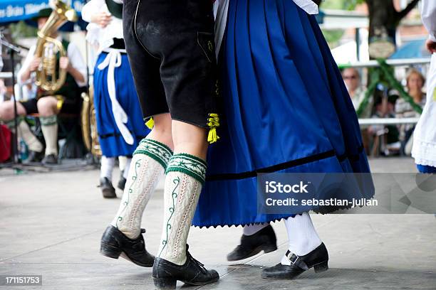 Coppia Ballare Alloktoberfest Bavarese - Fotografie stock e altre immagini di Dirndl - Dirndl, Tipo di danza, Costume tirolese
