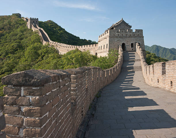 great wall of china & drei wachtürmen - mutianyu stock-fotos und bilder