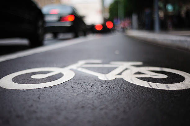 vélo lane et de circulation - bicycle sign symbol bicycle lane photos et images de collection