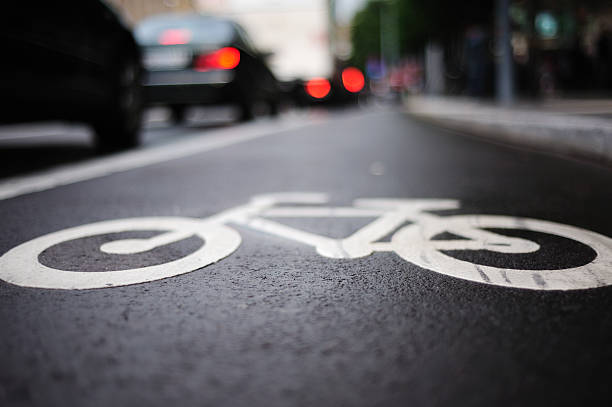 bicicletta lane e traffico - dividing line single line striped in a row foto e immagini stock