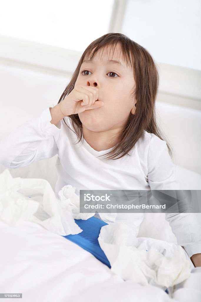 Malade petite fille Tousser au lit - Photo de Enfant libre de droits