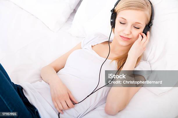 Junge Weibliche Musik Kopfhörer Im Bett Stockfoto und mehr Bilder von Bett - Bett, Kopfhörer, Musik