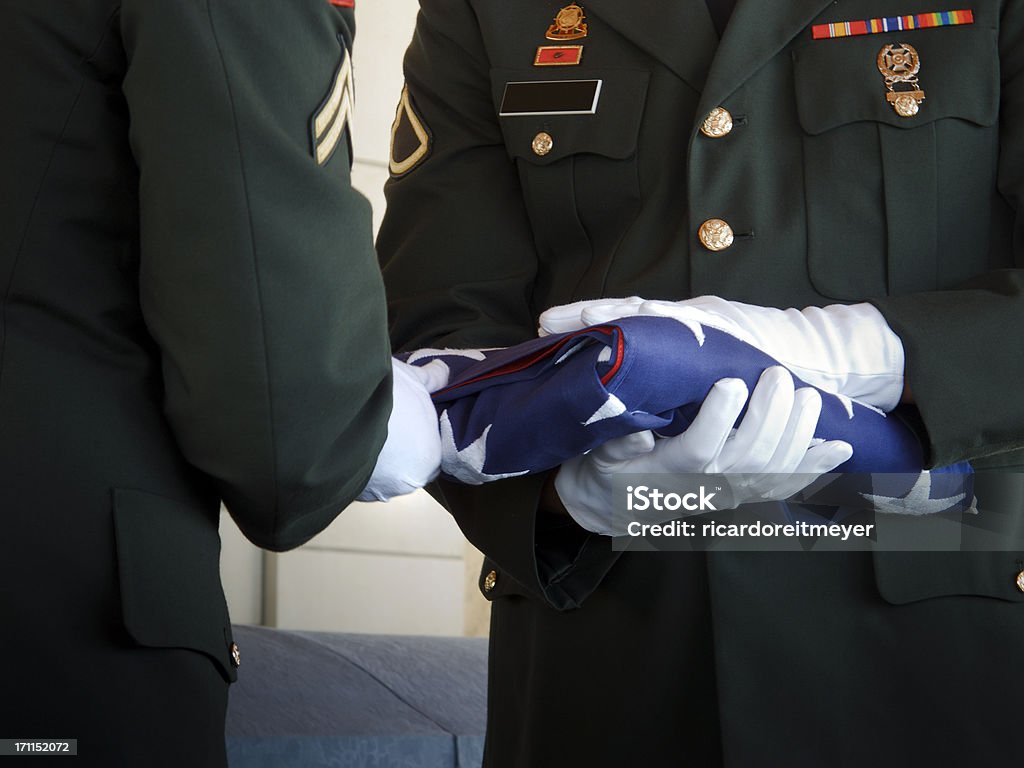 Militar Guarda de Honra Folds Estados Unidos Bandeira de Veterano de Guerra Funeral - Royalty-free Memorial Day americano Foto de stock