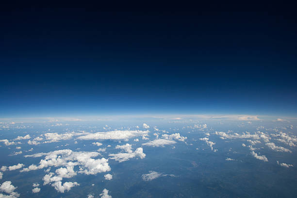 altitude sur légèrement courbure de la terre. - stratosphere photos et images de collection