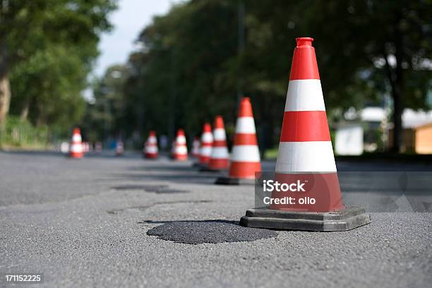 Wiersz Ruchu Membrany Stożkowe Głośników Selektywna Głębia Ostrości - zdjęcia stockowe i więcej obrazów Słupek ostrzegawczy