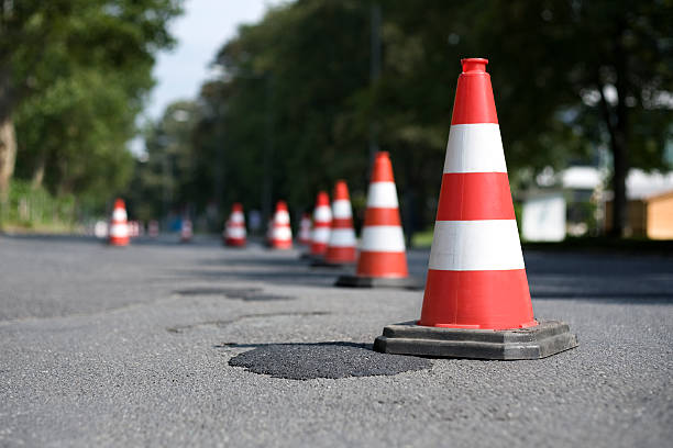 linha de cones de trânsito de foco diferencial - construction site sign road warning sign warning sign imagens e fotografias de stock