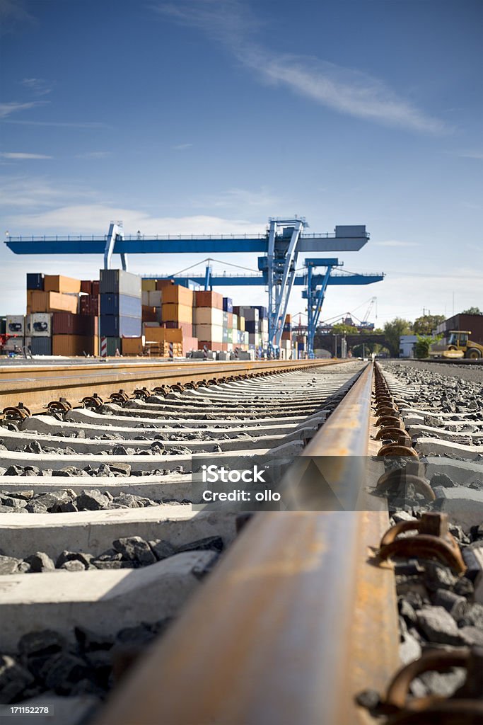 Vía de tren, recipiente terminal Mainz, enfoque diferencial - Foto de stock de Vía de tren libre de derechos