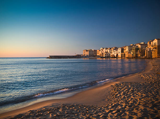 cefalú al atardecer - palermo sicilia fotografías e imágenes de stock