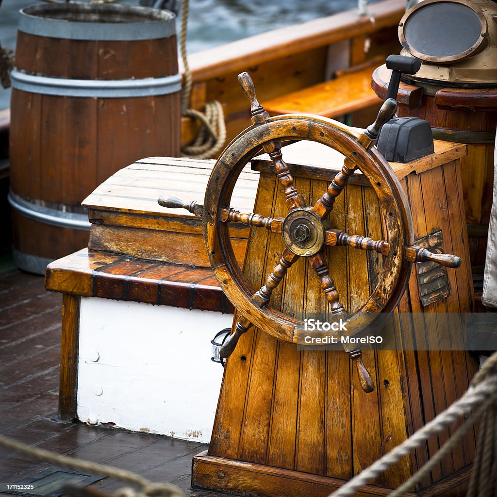 Vieux bateau en bois Gouvernail de direction - Photo de Antique libre de droits
