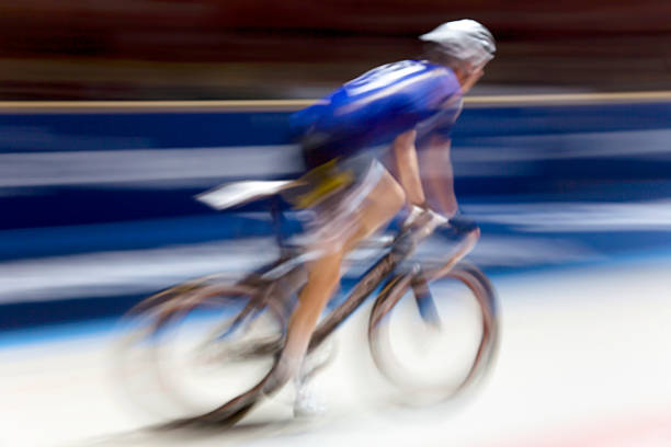 bicicleta de corrida de velocidade - racing bicycle cyclist sports race panning imagens e fotografias de stock