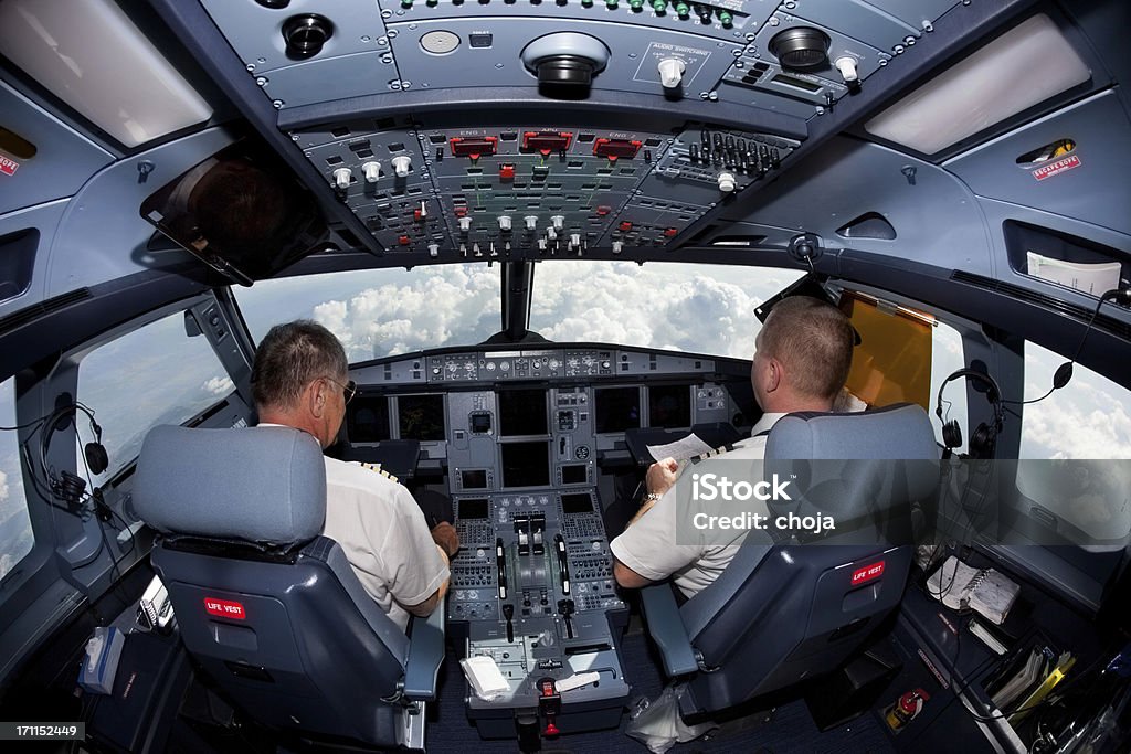 Pilotos no cockpit de um avião comercial durante - Royalty-free Piloto Foto de stock