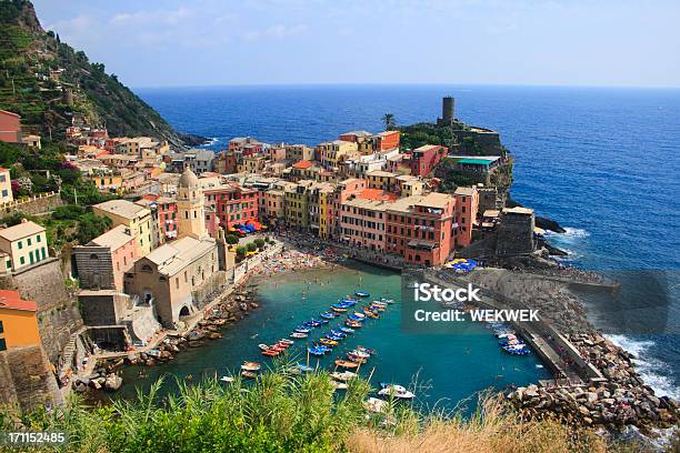 Foto de Vernazza Cinque Terre e mais fotos de stock de Aldeia - Aldeia, Arquitetura, Atracado