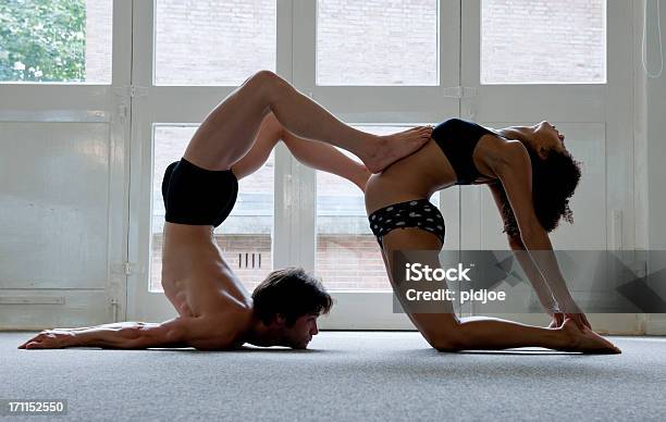 Hombre Y Mujer Realizar Yoga Postura Del Camello Foto de stock y más banco de imágenes de 30-34 años - 30-34 años, 30-39 años, Actividades y técnicas de relajación