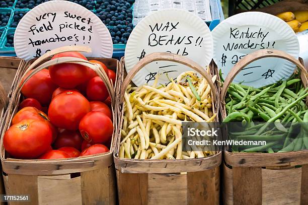 Photo libre de droit de Paniers De Fèves Des Tomates banque d'images et plus d'images libres de droit de Aliment - Aliment, Aliment cru, Aliments et boissons