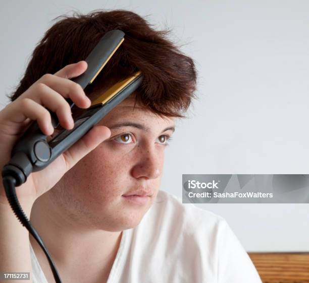 Foto de Garoto Adolescente Usando Prancha De Cabelo e mais fotos de stock de Adolescente - Adolescente, Adolescência, Cabelo Humano