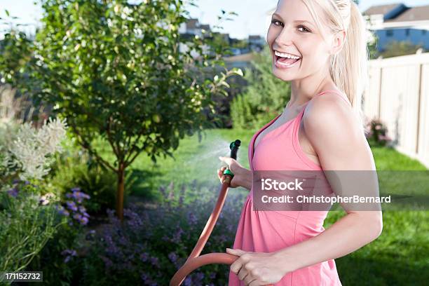 Sorridente Jovem Mulher Regar Jardim - Fotografias de stock e mais imagens de 20-24 Anos - 20-24 Anos, Adulto, Agricultura