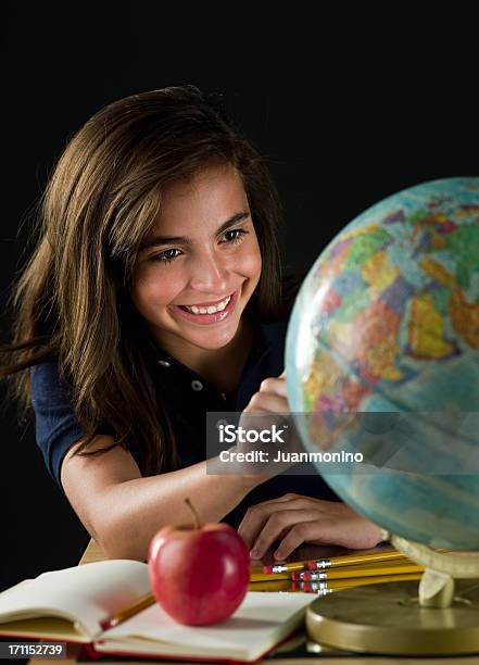 Niña En La Escuela Foto de stock y más banco de imágenes de Mapa mundial - Mapa mundial, Etnia Latinoamericana, Globo terráqueo