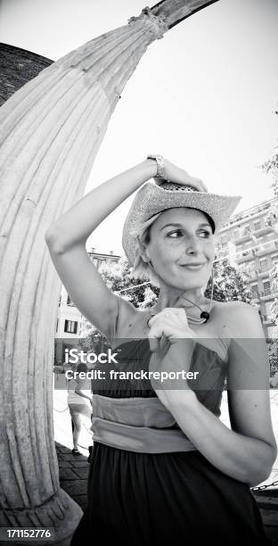 Портрет Блондинка Сексуальная Женщина С Cowboys Шляпа — стоковые фотографии и другие картинки Вертикальный