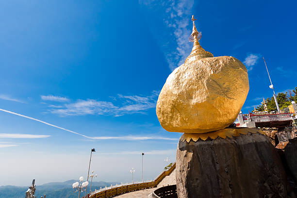 ゴールドのロック(チャイティーヨ）、ビルマ - gold pagoda temple myanmar ストックフォトと画像