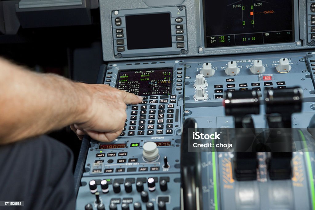Cockpit из mothern коммерческих airplane.pilot на работе, Пилотировать - Стоковые фото Воздушный транспорт роялти-фри