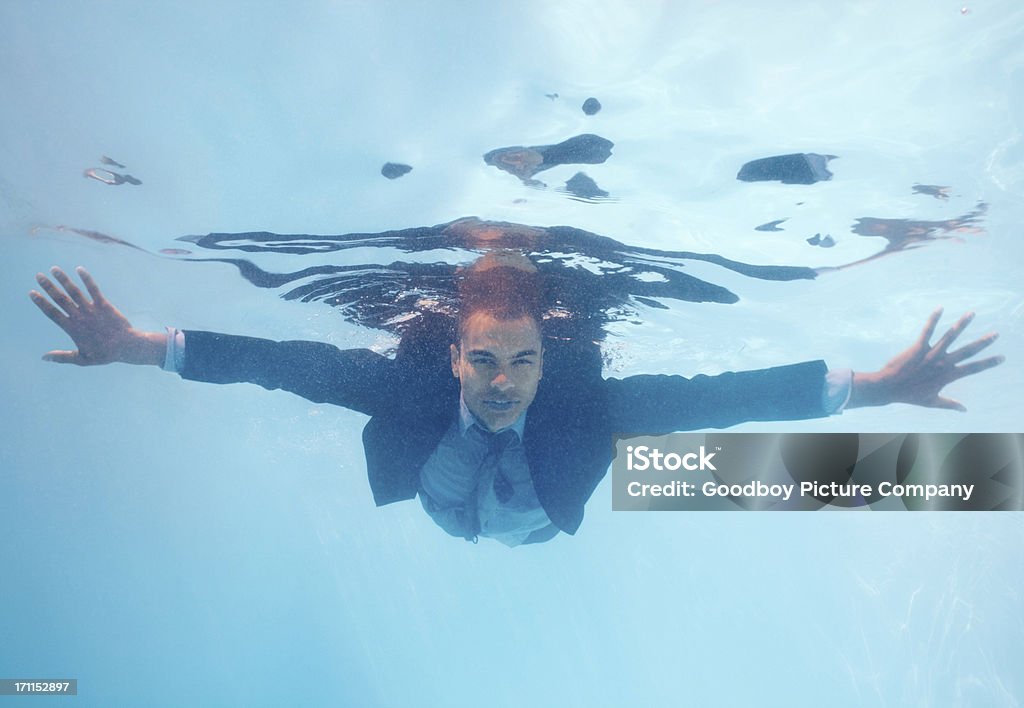 Executivo de negócios relaxado Mergulhar debaixo de água na piscina - Royalty-free Fato Foto de stock