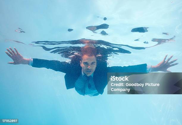 Executivo De Negócios Relaxado Mergulhar Debaixo De Água Na Piscina - Fotografias de stock e mais imagens de Fato