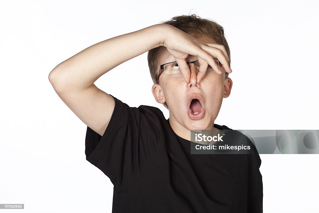 Garoto adolescente segurando seu nariz Isolado no branco. - Foto de stock de Adolescente royalty-free