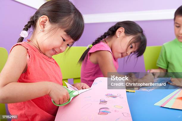 お子様のカラーリング - 2歳から3歳のストックフォトや画像を多数ご用意 - 2歳から3歳, 3人, 4歳から5歳