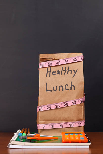bolsa almuerzo en lonchera sanos - packed lunch lunch paper bag blackboard fotografías e imágenes de stock