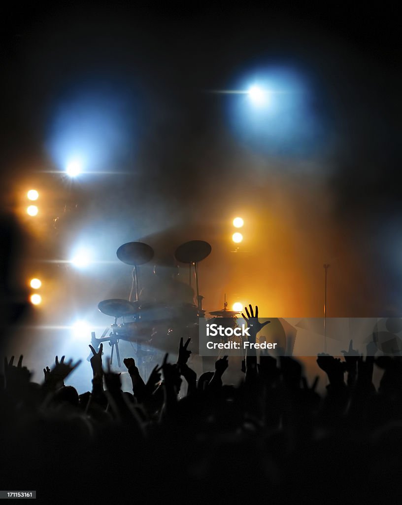 Multitud en concierto frente de batería - Foto de stock de Música rock libre de derechos