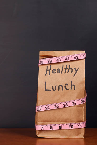 almuerzo en lonchera sanos en montaje tipo aula - packed lunch lunch paper bag blackboard fotografías e imágenes de stock