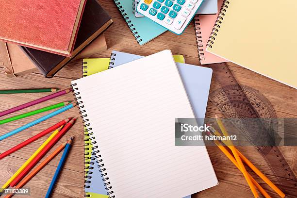 Student Escritorio Con Libros En Blanco Foto de stock y más banco de imágenes de Abierto - Abierto, Aprender, Arriba de