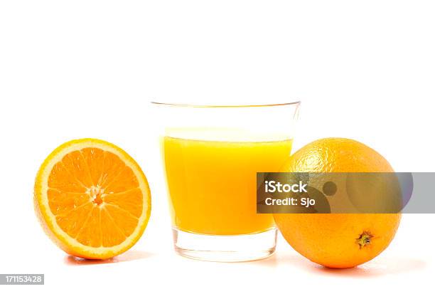 Laranjas E Copo De Suco - Fotografias de stock e mais imagens de Etiqueta Nutricional - Etiqueta Nutricional, Porção de comida, Alimentação Saudável