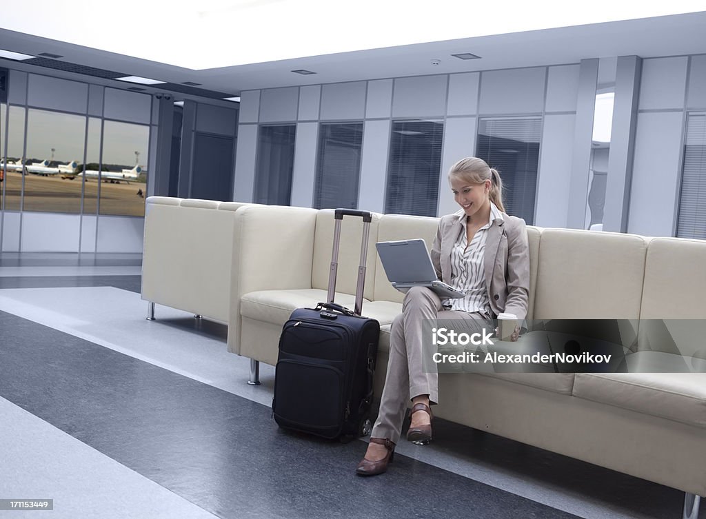 Femme d'affaires travaillant sur son ordinateur portable dans l'aéroport. - Photo de Aéroport libre de droits