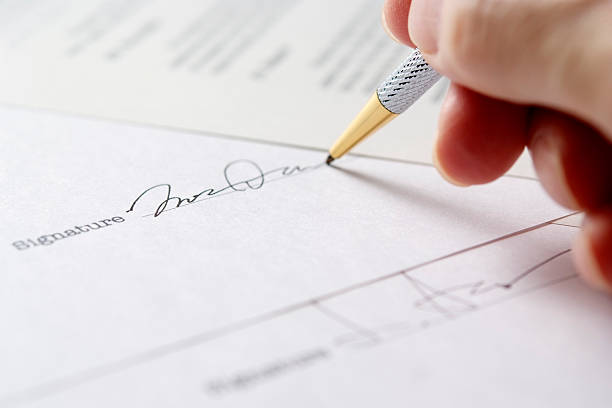 assinatura do contrato com profundidade de campo rasa - writing instrument handwriting document note - fotografias e filmes do acervo