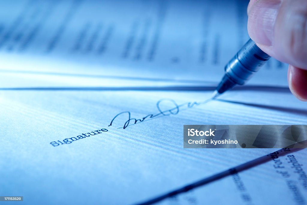 クローズアップショットを手の契約書に署名する - 署名のロイヤリティフリーストックフォト