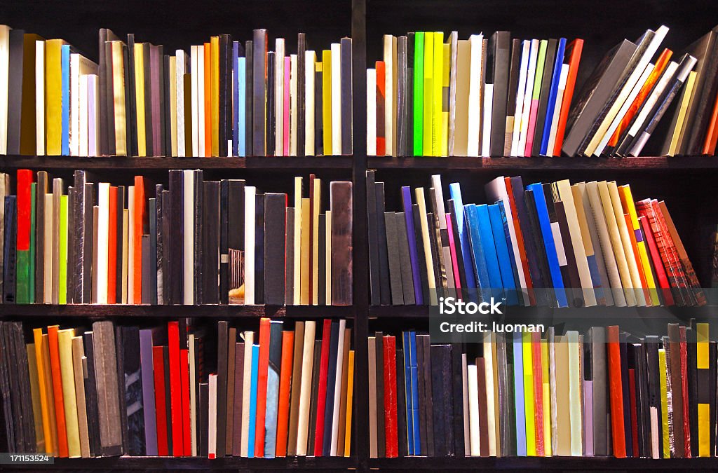 Novos livros - Foto de stock de Prateleira - Mobília royalty-free