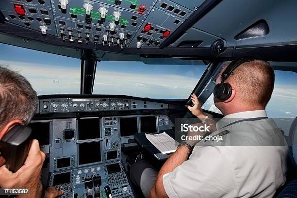 Pilotos En La Cabina Durante Un Vuelo De Avión Foto de stock y más banco de imágenes de Adulto - Adulto, Avión, Avión de pasajeros