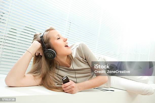 Joven Hermosa Chica Escuchar Música Foto de stock y más banco de imágenes de Adulto - Adulto, Alegría, Amor - Sentimiento