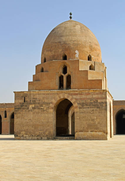 ibn tulun, cairo, egito - courtyard arch arabic style cairo - fotografias e filmes do acervo