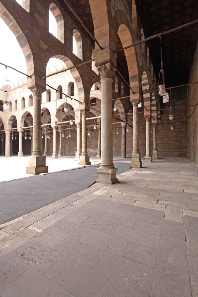 sultão al nasir muhammad - courtyard arch arabic style cairo - fotografias e filmes do acervo