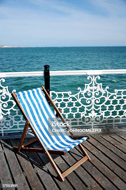 Foto de Cadeira Do Deck No Pier e mais fotos de stock de Azul - Azul, Branco, Brighton - Brighton and Hove