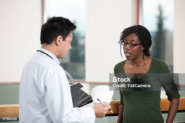 Médico Do Doente - Fotografias de stock e mais imagens de Afro-americano - Afro-americano, Ginecologista, Mulheres